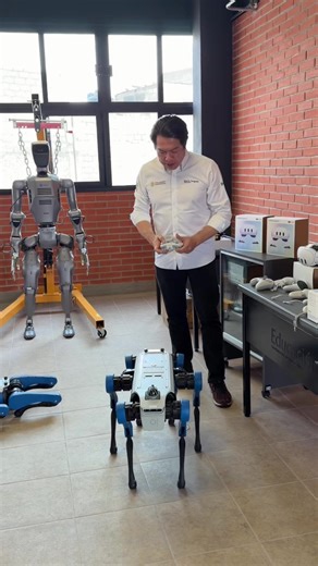 Hoy me puse a jugar con este robot… y confirmé algo: cuando la tecnología llega al aula, también se enciende la curiosidad de aprender. 🤖 #robot #tech #future #fyp
