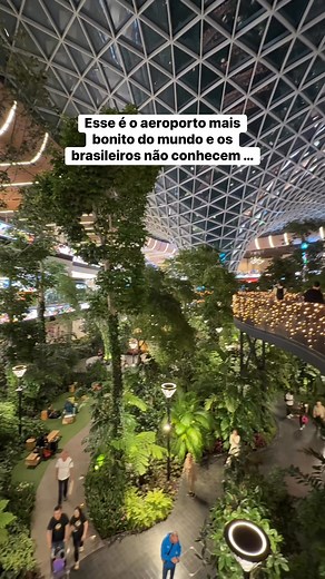 Talvez você não conheça, mas esse é um dos aeroportos mais impressionantes e luxuosos do mundo. Logo na entrada, uma escultura gigante de um urso de pelúcia amarelo com cabeça enfiada em uma luminária já dá o tom: aqui tudo é inesperado. Tem jardim interno com árvores vivas, teto de vidro que muda com a luz do dia e uma fonte de água que parece flutuar no ar. Tem spa, hotel cinco estrelas dentro do terminal e até uma piscina coberta com vista panorâmica pra pista. Os painéis digitais têm design 