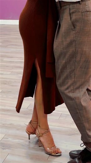 🎥 Recap of last Monday’s Tango Group Class concentrating on Sacadas. We look forward to seeing you all again tonight Monday Jan 5th at 8:30pm!! Tonight @davidalepalo and @katiadiamond will concentrate on more sacadas but this time adding wrapping boleos 💫 don’t miss tonight class at @studiokdanceandfitness!! Let’s have some fun and #tango♥️ | Katiadiamond