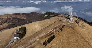 Il Mottarone senza neve, le immagini dal drone