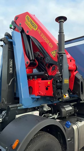 🚨 Potenza, versatilità e sicurezza! 🚨 Gru Palfinger PK 33002 EH F installata su cassa scarrabile da 6.3 metri. Una combinazione vincente per chi cerca prestazioni elevate e massima flessibilità operativa. Caratteristiche top della gru: ▪️ 7 sfili telescopici ▪️ Sbraccio orizzontale max: 19 m con 1080 kg ▪️ Altezza verticale max: 22.5 m ▪️ Capacità di sollevamento max: 6200 kg a 4.5 m ▪️ Aste stabilizzatrici con estensione idraulica 7400 mm ▪️ Angolo operativo: 400° 🔒 Sicurezza garantita! La c