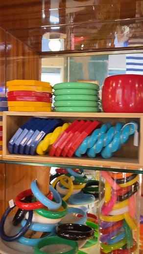 👉Bijuteria anys 70 · New Old Stock 👉70s Jewelry · New Old Stock #FustamShop #BijuteriaVintage #Bijuteria #VintageJewelry #BijuteriaAnys70 #70sJewelry #BotigaSegonaMa #SecondHandShop #BotigaVintage #VintageStore #ComerçLocal #LocalBusinessBarcelona #BotigaChicBarcelona #ChicStoreBarcelona #RegalsVintage #VintageGifts #VintageBarcelona #BarcelonaVintage #AccessoriesVintage #RetroJewelry | Fusta'm Shop Barcelona