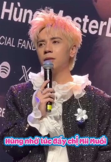 Chị nhìn sâu đôi mắt em Thấy màu tâm tư trĩu nặng Em đừng mãi im lặng gồng gánh hết Khi chị kề cạnh ngay bên Em đã làm tốt lắm rồi Em đã mạnh mẽ lắm rồi Lúc mưa hết rơi, cầu vồng sẽ tới Tất cả rồi sẽ ổn thôi. Này em ơi chớ khóc một mình Đớn đau một mình, tủi thân một mình Dù ngoài kia thế giới tàn nhẫn hay vô tình... Thương bản thân mình nhiều hơn nha Hùng, em làm được rồi, em giỏi lắm á... không biết làm sao chị thoát ra được tâm trạng này nữa😭 @Quang Hùng MasterD #quanghungmasterd #muzik #fan