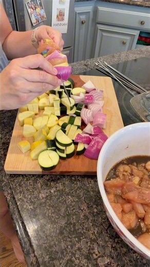 Honey garlic chicken kabobs easy weeknight summer dinner for grilling #grilledchicken #grilledmeat