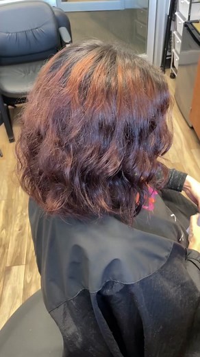 Transformación de cabello cobre vibrante para otoño