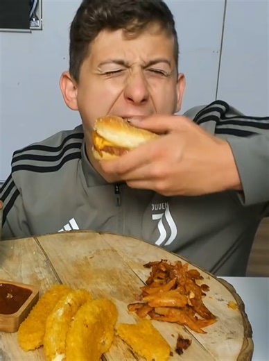 Burger Mukbang ASMR #foodtiktok #mukbang #asmreating #burger #longervideos