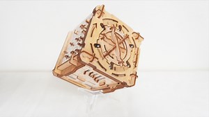 科学と工学の世界へ！ ストーリー仕立ての謎解き パズル！ Cluebox最新作【ケンブリッジの迷宮】