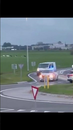 🚨 Course-poursuite folle : la police poursuit une voiture à pleine vitesse ! #police #accident