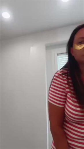 If stability means missing your kids grow up, you can keep it. 💁🏻‍♀️ Most of y’all are stuck thinking it’s gonna take 5 years to leave your 9–5… Or you think you can quit your job next week and suddenly make $10K/month. Reality? Neither is true. You can build a $5K/month VA business faster than you think — if you stop wasting time and start working the “mom cracks” of your day. That’s exactly how I built mine. Newborn. Toddler. No time. No savings. No clue. I worked in stolen minutes — during 