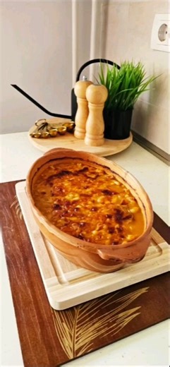 Najbolji recept za pasulj Prebranac. Oduvek spremam na ovaj način, a bolji i ukusniji još nisam probala. Potrebno je: 300 g pasulja 2 glavice crnog luka 2 čena belog luka 2 kašike crvene mlevene paprike 2 lovorov lista Suvi začini Priprema: Pasulj potopiti u vodi preko noći. Sutradan, u svežoj vodi, skuvati pasulj sa sodom bikarbonom. Zatim procediti i sipati novu vodu i ponovo kuvati pasulj. Ubaciti 2 lovorova lista. Kada se pasulj skoro skuvao, u tiganju izdinstati crni i beli luk, dok crni lu