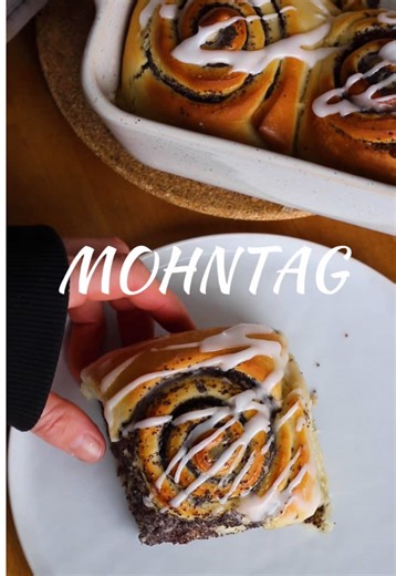 Mohnschnecken, die besten Rezept für 6-8 große Schnecken ⬇️ Teig 18g Frischhefe 1EL Zucker 1EL Wasser 500g Mehl (hier: Dinkelmehl 630) 55g Zucker 1 kleiner TL Salz 60g vegane Butter, geschmolzen 230g Vanille Sojamilch, lauwarm Ca. 60g pflanzliche Sahne Füllung 350g Vanille Sojamilch 100g Mohn, gemahlen 2EL Vanillepuddingpulver, gehäuft 20g vegane Butter 20g Zucker 1-2 Tropfen Bittermandelaroma (optional) Topping 90g Puderzucker 2EL Wasser oder Zitronensaft Zubereitung 1. Teig: Hefe in ein kleine