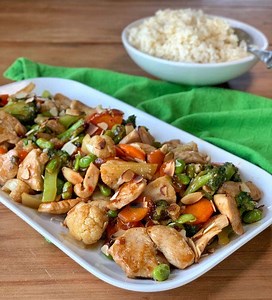 Chicken and vegetable stir fry I’ve partnered with Countdown to bring you this delicious recipe as part of their More Good campaign. The More Good campaign is all about supporting the health and wellbeing of Kiwis, by giving them tips, tricks and recipes to help them live healthy lifestyles and get more good in their lives. This super tasty and quick recipe is full of seasonal vegetables as well as lean chicken breast - a great source of protein. What you eat before bed plays a big part in how y