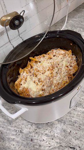 🥘 Crockpot Italian Chicken Pasta Recipe: Add 1 jar of pasta sauce, 1 jar of Alfredo sauce, & 3 chicken breasts to your crockpot. Season with salt, pepper, garlic powder, onion powder, & red pepper flakes. Mix it all together then cook on high for 3-4 hours or low 5-6 hours. One cooked, shred your chicken. Dump in a box of pasta (I use penne but feel free to use whatever pasta you like). You can also add a little water here if you need more liquid. Make sure pasta is completely covered and cook 