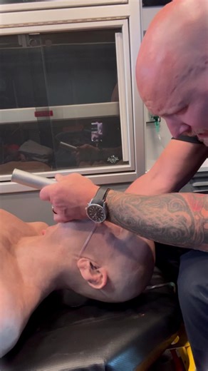 Master Your Medics on Instagram: "Why the RAMP position Is best for ambulance intubation The goal is simple, align the ear with the sternal notch and raise the head/torso to help you see the cords fast and clean. This isn’t just for bariatric patients, it’s optimal for almost everyone. Why RAMP Improves Your View: ✅ Better alignment of the airway axes (oral, pharyngeal, and laryngeal) ✅ Reduces soft tissue obstruction, especially in obese patients ✅ Decreases the work of breathing before intubat