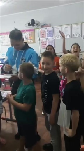 Depois do grave acidente, olha aí o Paulinho Dill, de Os Atuais, visitando a escola da filha, em Campina das Missões! Teve fila para autógrafos, dentro da sala de aula! | Giovani Grizotti - Repórter Farroupilha