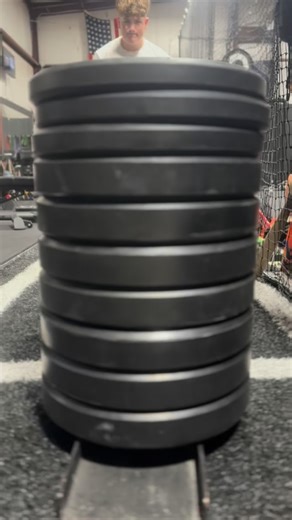 LEG DAY BREAKDOWN — HOW WE TRAIN LOWER-BODY POWER AT DALEY TRAINING At Daley Training, leg day is more than just heavy lifts. Every movement is programmed with a purpose, and every athlete understands why we do what we do. Here’s the focus of today’s session: 1. Movement Quality First We start by teaching athletes how to move efficiently through the hips, knees, and ankles. Proper mechanics create safer, stronger athletes. 2. Strength With Control Whether it’s squats, split-stance work, or poste