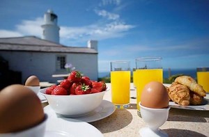 Trevose Head Lighthouse is located on a headland between the sandy beaches of Harlyn and Constantine Bays, four miles west of #Padstow. Explore our four holiday cottages at this very exciting location in #Cornwall. Verity Cottage ~ http://bit.ly/2mB4n7s Pelorus Cottage ~ http://bit.ly/2mlmEFu Nimbus Cottage ~ http://bit.ly/2mlnmCG Brook Cottage ~ http://bit.ly/2mB58Oe | Rural Retreats