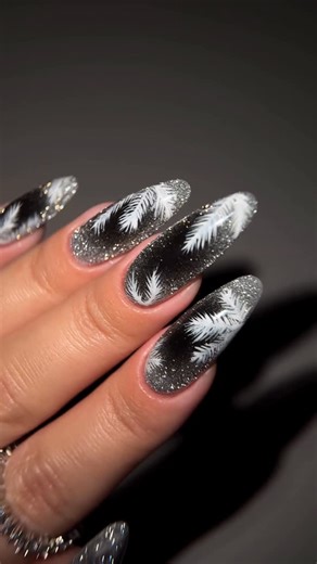 Katsiaryna ✨| NAIL ART | PAZNOKCIE | TUTORIALS on Instagram: "🌲Gałązki z @molly_lac @molly__nails @allepaznokcie.pl Świąteczna atmosfera 🎅 •565, pasta proArt 13, proArt white 01, PROtect pot MyPromo: nananails -15% #christmasnails #blacknails #reflectivenails #easynailsart #xmasnailart black Christmas nails, reflective Christmas nails, nails art, trend black nails"