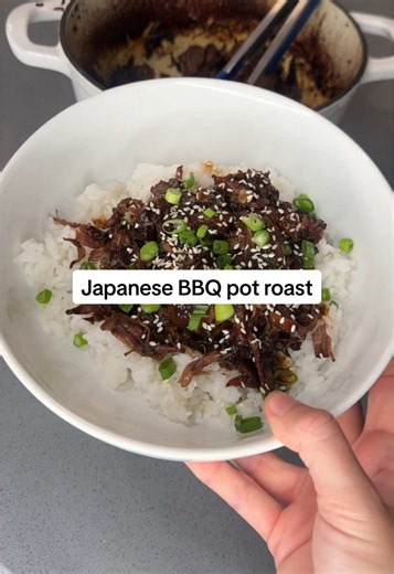 One of the most highly requested recipes and honestly, one of the BEST things I’ve ever made! 🤍 This Japanese BBQ pot roast is ridiculously tender, packed with flavor, and so easy to make. You need to try this one! INGREDIENTS 2.5 lb chuck roast 1 diced onion 4 cloves garlic, minced 1.5 cups beef bone broth 1.5 Japanese BBQ sauce @Bachan’s Jasmine rice Sesame seeds Sliced scallions 1. Preheat oven to 325°F. 2. Add the diced onion, garlic, beef bone broth, Japanese BBQ sauce, and chuck roast to 