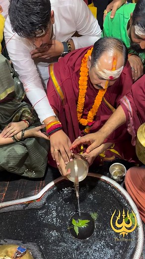 Pandit Pradeep Mishra jee apne parivar ke sath baba Baidyanath jee ki puja kiye 🙏🔱🙏 | Bol Bam