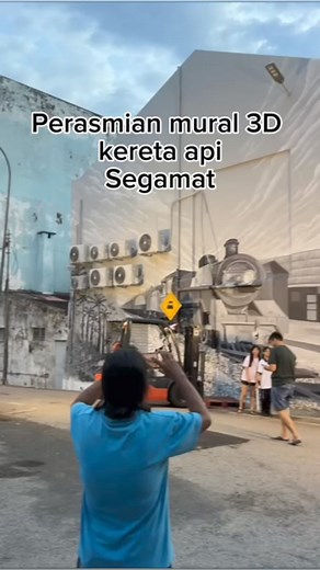 [Mural 3D Kereta Api Menjadi Tarikan Baru di Segamat !] |21 Julai 2024| Semalam, dua mural kereta api di Segamat telah dirasmikan oleh Tuan Anthony Loke, Menteri Pengangkutan Malaysia, bersama-sama dengan Timbalan Menteri Pelaburan Perdagangan Dan Industri,YB Tuan Liew Chin Tong dan diikut serta YB Dun Jementah, Puan Ng Kor Sim. Dalam usaha memacu industri pelancongan di Segamat, Pejabat ADUN Jementah telah mengadakan karnival pelancongan bertemakan "Kereta Api Go Go Go". Ia dianjurkan sempena p
