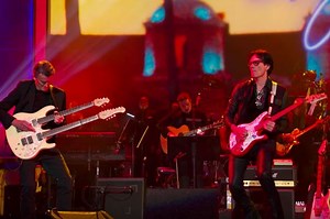 Steve Vai and Steuart Smith Perform "Hotel California" as Eagles Look On