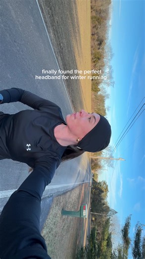 as a winter run hater this headband makes running in the cold so much more enjoyable 🙌 you can put your ponytail through the headband, your headphones fit underneath and it doesn’t move the entire time you run! #winterrunning #runtok #runessentials #winterrun #running
