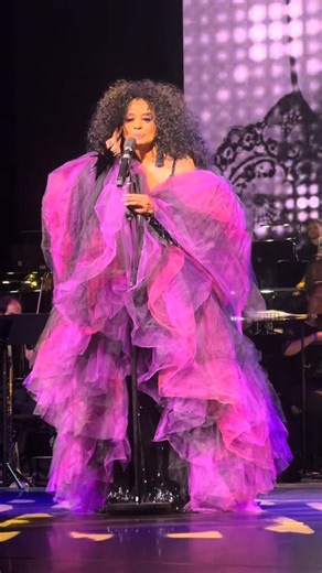 Asi lucio la espectaluar Diana Ross, a sus 81 años, en su reciente presentación en Birmingham, Inglaterra el pasado 22 de junio, cantando su éxito de 1979 "The Boss". | Behind the Songs