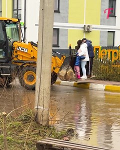 2.8K views · 30 reactions | An excavator turns into a bridge for a woman, her child, and a man crossing a flooded road | Fabiosa Life Stories | Facebook