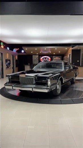 Listen to this beautiful 1979 Lincoln Continental Mark V 🖤🤟