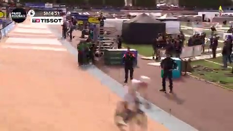 ⚔️ A battle of giants to decide the Queen of the Classics! 👑⏪ Relive the last kilometre of #ParisRoubaix 2026 😈⚔️ Un duel au sommet pour conclure la Reine des Classiques ! 👑⏪ Revivez le dernier kilomètre de Paris-Roubaix Hauts-de-France 2026