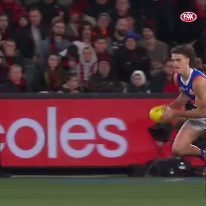 The double handed bounce 🤯 Unusual but EFFECTIVE from Caleb Poulter 😍 | FOX Footy