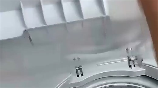 海尔半自动洗衣机（型号：XQB60-M1026）带移动脚轮和动力平衡设计，搬家挪动轻松不费力，运行平稳无噪音，洗涤更省心。