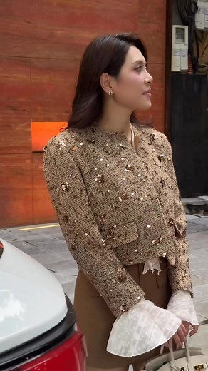 Tweed Jolie - chút cổ điển xen lẫn hiện đại, thanh lịch mà vẫn đầy sức hút. Chất tweed dày dặn, ánh nhẹ vừa đủ để bắt sáng tự nhiên, điểm xuyết chi tiết nút và đường cắt tinh tế, khiến từng chuyển động đều trở nên mềm mại và cuốn hút hơn –––––– 𝐂𝐄 𝐂𝐄 • Store: 115B6 Phạm Ngọc Thạch, Q. Đống Đa, Hà Nội • Hotline: 09.69.69.69.83 • Shopee: https://s.shopee.vn/4VTG9eImWu • TikTok: https://vt.tiktok.com/ZSSXwj5Se/?page=TikTokShop | CE CE