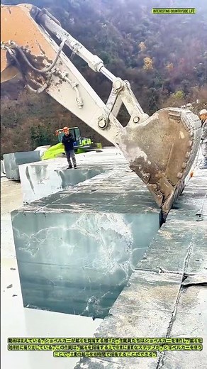 ショベルカーによる鉱石採掘：力強さと技術の融合