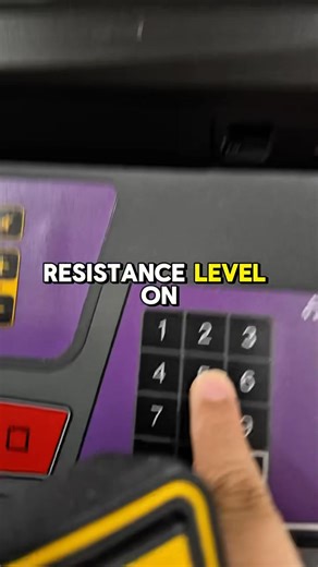 الجهاز المُعلق الي مفاصلك حتشكرك عليه و Matrix Ascent Trainer (جهاز الماتريكس المتسلق). يجمع بين حركة الأوربتراك (Elliptical) وحركة الدرج (Climber) في جهاز واحد، مما يجعله أقوى بمراحل في حرق الدهون ونحت ال Glutes وال Legs مع حماية المفاصل. . . لبتكل ماتركس بتقنية التعليق الهوائي (Suspension Technology)، أي أنه لا يوجد عجلات تحت الدواسة تتحرك على سكة (مثل الأوربتراك العادي)، بل هو "معلق" في الهواء. هذا يعني: صيانة أقل، صوت معدوم، ونعومة خيالية. . ✅ حركة 2 في 1: يدمج نعومة الأوربتراك مع قوة صعود ا