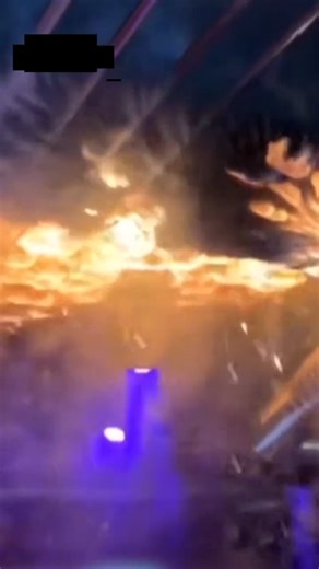 @documentalive_ on Instagram: "📌 Continuavano a filmare perché oggi é più importante "condividere" che "vivere", per esistere. Ognuno di noi è costretto a diventare la superficie colorata del proprio cellulare per esistere, quella superficie colorata che negli anni sessanta aveva intuito Andy Warhol creando le Marilyn e i Michael Jackson che implodevano sulla superficie, diventando totalmente superficie colorata e perdendo qualsiasi profondità, qualsiasi umanità. É la stessa umanità persa a Cra