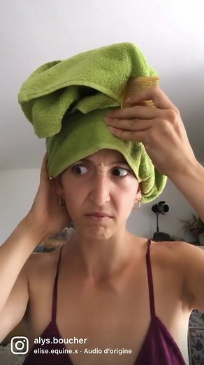Qui n’a jamais eu cette sensation de cheveux poisseux après un shampooing ? 🤣 Rassurez-vous, ça arrive à tout le monde au moins une fois ! Mais pourquoi exactement ?1. Vous avez mis trop d’huile : du coup, c’est la galère à rincer… Ajoutez toujours votre huile par petite touche jusqu’à ce que vos cheveux aient un aspect mouillé, c’est tout ! Le fait de mettre 3 tonnes d’huile ne rendra pas votre bain plus efficace (c’est le fait de le laisser poser plusieurs heures qui le rendra efficace)2. Vou