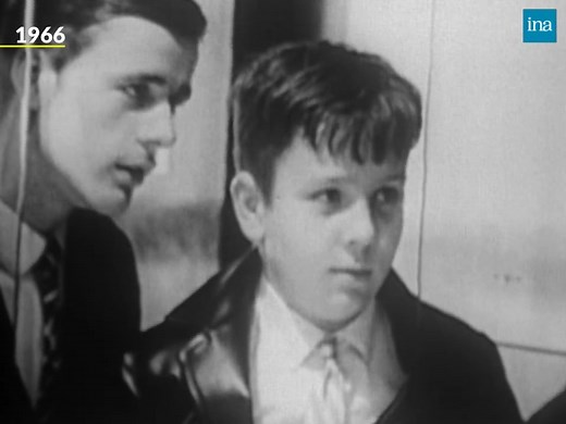 😆 PRANK 😆. 1966, la célèbre émission « La Caméra invisible » fait une halte à la Maison de la Radio. Jacques Legras joue le rôle d'un planton qui tente de renseigner les visiteurs qui se présentent à l'accueil. Avec un accent et des propos incompréhensibles, il plonge ses interlocuteurs dans l'embarras... | INA