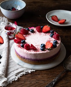 Triple-Berry-Kuchen ohne Backen mit Keksboden