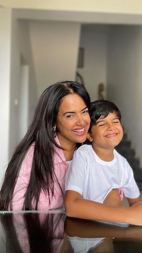 Sameera Reddy on Instagram: "Shake away the morning blues with a delicious glass of #MotherDairyCowMilk. Just SNAP, SIP, SLAM, and WIPE aur Chutki Bajate Hi Doodh Finish! 💪🏼 Why don’t you try this with your little one and share your story by tagging @motherdairy 🥛 Homogenized milk that's tasty and easy to digest for me and my little one! 😋 #MotherDairyCowMilk #chutkibajatehidoodhfinish"