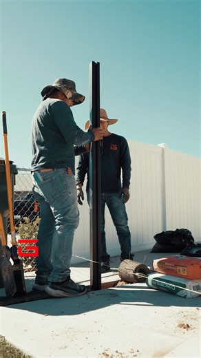 Ever wondered how a modern aluminum fence and sliding gate come together? 💡 Here’s a sneak peek at our installation process — from expert measurements to perfect alignment and finishing touches. ✅ 6063-T6 architectural-grade aluminum for unmatched strength ✅ Powder-coated finish for UV, rust, and fade resistance ✅ Maintenance-free performance that lasts for years Our team handles every step — cutting, assembling, and installing with precision — all done the architectural way 🧰. 💪 Watch how qu