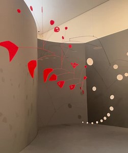 #calder #rêverenéquilibre #fondationlouisvuitton #alexandercalder #cirquecalder #mobiles #stabiles #artmoderne #expositionparis | Leonore Cottrant