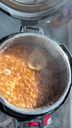 Sarah McCune on Instagram: "How to make Pinto beans in instant pot ⁣ Making pinto beans from scratch is easier than ever! I grew up with my mom having them on the stove weekly. Pinto beans are a must in our house because that’s what I grew accustomed to, just rolling up a tortilla and dipping into the pinto bean broth: frijoles de la olla! Making them in the instant pot is my favorite because it’s so convenient for family meals and our busy schedule. Pinto beans recipe: 1. Rinse beans and pick o