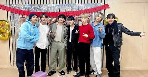 BTS' Jungkook changes blonde hair to silver-gray, ARMY say they 'can't breathe' after VLive stream