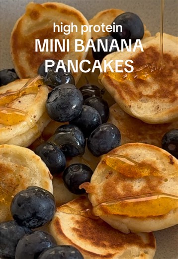 MINI BANANA PANCAKES 🍌 🥞 with some extra protein because we like to keep all of our meals balanced and nutrient dense ! I absolutely love this idea and it went viral for good reason BUT it was lacking one component that is so import in the morning….protein! Luckily I have a protein pancake recipe that is so delicious and tastes just like regular pancake batter 🤤 Here is what you’ll need for 2 servings: 2 bananas, sliced in rounds Batter: 3/4 cup oats 1/2 cup cottage cheese 2 eggs 1 tsp. vanil
