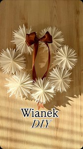 Pamiętacie moje śnieżynki z papilotek do muffinek? Dziś pokażę Wam, jak zrobić z nich coś jeszcze piękniejszego. Subtelny, delikatny wianek, który skradł moje serce od pierwszej chwili. To dekoracja, która wygląda, jakby była zrobiona z piórek albo koronki… a tak naprawdę powstaje z czegoś, co każdy z nas ma w kuchni. Obejrzyj rolkę do końca. Zobaczysz, jakie to proste! Jeśli masz wstążkę, koniecznie zrób kokardę. Wianek z kokardą wygląda po prostu uroczo. Jak Wam się podoba takie DIY? Konieczni