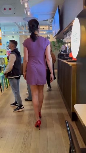 High heels, higher perspective... I don’t just choose a meal — I oversee the entire food court like a hungry queen 👑😜 #tivoli #foodcourt #longlegs #tallwomen #walkingtime #legsfordays | Fitness Tallie