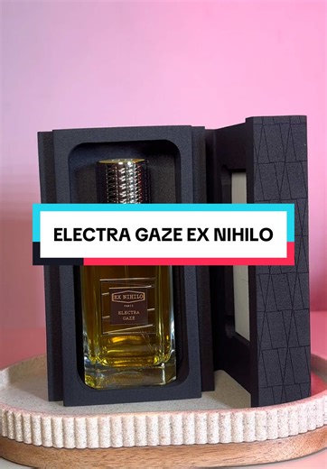 This is the type of scent that takes up the room wow! 🔥🔥 First impression? This smells like sunlight hitting skin after you washed your hair clean but luxurious clean. Not hospital clean. Not laundry detergent clean. Like rich-girl-brunch clean. Opening vibes hit you with fresh citrus and green energy, I’m talking zesty but not aggressive. It’s that kind of freshness that makes you feel put-together without trying too hard. Then it starts to settle and that’s where the magic happens. Once the 