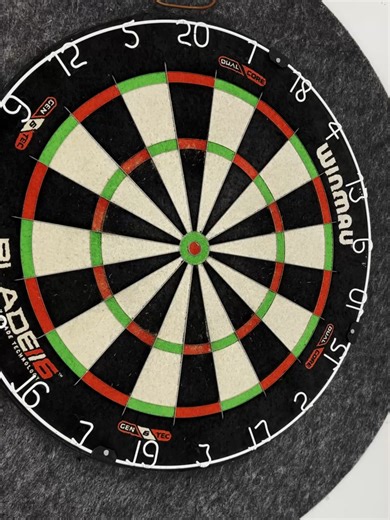 No fear of 132 – we’re closing it together 🔥 132 with two bulls and D16 looks scary, but it’s just three calm breaths and three repeatable throws. ​ Every player fears 132 until they close it for the first time. ​ Two bulls and D16 sound like magic, but it’s only about practice, routine, and the courage to step up to the oche again. ​ If you can hit the bull, you can finish 132 – the only difference is whether you dare to try it for real. ​ Don’t run away from “impossible” checkouts – turn them